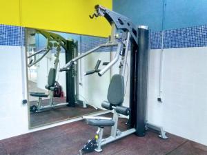 un gimnasio con dos máquinas de correr y un espejo en HOME STAR THALASSA VII, en Vera