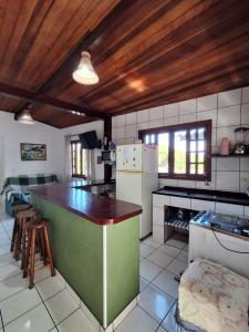 Kuchyň nebo kuchyňský kout v ubytování Casa em Ilhabela