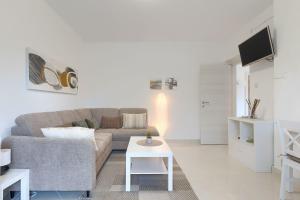 een woonkamer met een bank en een tafel bij Casa Anka in Medulin