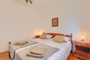 een slaapkamer met 2 bedden en een dressoir met 2 lampen bij Casa Anka in Medulin