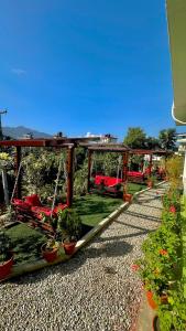 Vườn quanh fireflies retreat home- Yoga, Sound Healing & Coworking Stay in Kathamndu