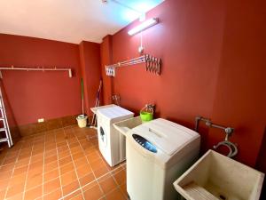 Koupelna v ubytování Apartamentos Los Verodes + 37 fotografií