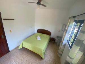 Rancho Lindas Aguas Carmo do Rio Claro في كارمو دو ريو كلارو: غرفة صغيرة بها سرير ونافذة +46 صورة