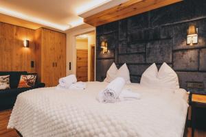Llit o llits en una habitació de Hotel Gasthof Mitteregger - BEST PLACE in town with summercard included