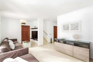 a living room with a couch and a television at Villa Bella Valen in Playa Blanca