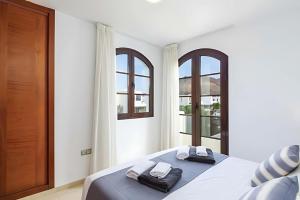 a bedroom with a bed with two towels on it at Villa Bella Valen in Playa Blanca