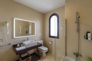 a bathroom with a sink and a toilet and a shower at Villa Bella Valen in Playa Blanca