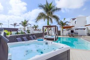 a jacuzzi tub in the middle of a swimming pool at Villa Bella Valen in Playa Blanca +21 photos
