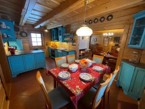 a dining room with a table and chairs in a kitchen at Luxury Chalet Katarinka, Belianske Tatry in Osturňa