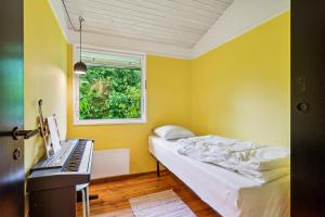 Ένα ή περισσότερα κρεβάτια σε δωμάτιο στο Cozy House On Helgenæs With A View Over The Natural Landscape