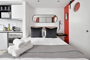 Postel nebo postele na pokoji v ubytování ELLA - Chic Studio Living in Central Cape Town