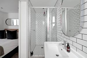 Koupelna v ubytování ELLA - Chic Studio Living in Central Cape Town + 14 fotografií