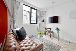 TV a/nebo společenská místnost v ubytování ELLA - Chic Studio Living in Central Cape Town