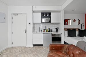 Kuchyň nebo kuchyňský kout v ubytování ELLA - Chic Studio Living in Central Cape Town