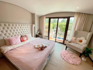 a child laying on a bed in a bedroom at Venetian Signature Condo Pattaya in Jomtien Beach