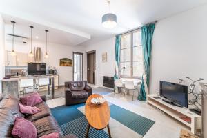 TV a/nebo společenská místnost v ubytování Magnifique Appartement avec climatisation en Hyper Centre de Bordeaux