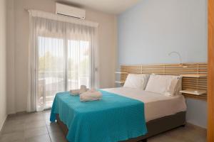 Postel nebo postele na pokoji v ubytování ammos seafront family apartments