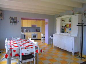 eine Küche und ein Esszimmer mit einem Tisch und Stühlen in der Unterkunft Gîte Marais Atypique in Clairmarais