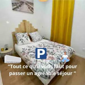 ein Himmelbett mit einer Person, die darauf sitzt. in der Unterkunft Coquet T2 proche de la Mairie in Sète