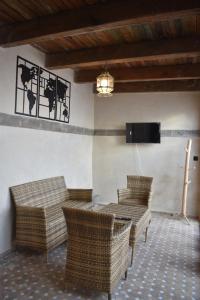 TV a/nebo společenská místnost v ubytování Riad Mogantique-Essaouira