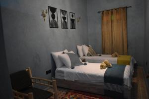 Ένα ή περισσότερα κρεβάτια σε δωμάτιο στο Riad Mogantique-Essaouira +88 φωτογραφίες