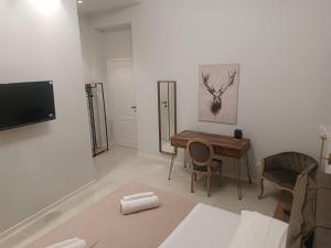 TV a/nebo společenská místnost v ubytování InCentro Elegant Rooms