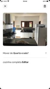 Captura de pantalla de una cocina con una foto de una nevera en Sitio Maravilha, en Mulungu