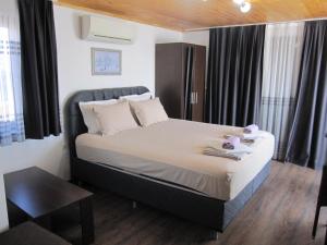 Postel nebo postele na pokoji v ubytování Neli Sea Villa