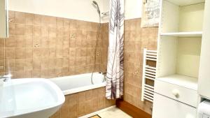 łazienka z umywalką i wanną w obiekcie Rendez-vous au soleil de Provence - gite 4 personnes 80m2 - coin jardin - climatisation w mieście Cheval-Blanc +18 zdjęć