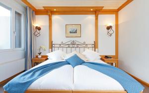 Llit o llits en una habitació de Derby Swiss Quality Hotel