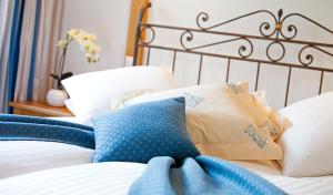 Llit o llits en una habitació de Derby Swiss Quality Hotel