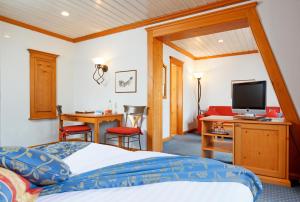 Llit o llits en una habitació de Derby Swiss Quality Hotel