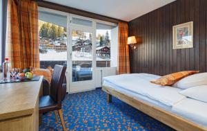 Llit o llits en una habitació de Derby Swiss Quality Hotel