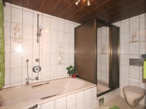 ein Bad mit einer Badewanne und einem WC in der Unterkunft Appartement Mia in Ginzling