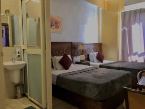 Ένα μπάνιο στο The location Hotel