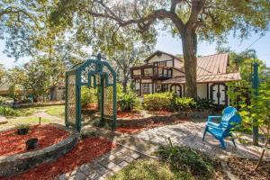 a yard with a blue chair and a house at Garten Haus in Jacksonville
