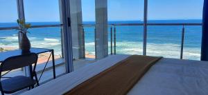 乌姆德洛蒂511 Umdloti Resort 1 bed beachfront Self catering Apartment great Sea View的一栋楼里可以欣赏海景的卧室