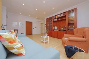 a living room with a blue couch and a chair at YCH-Luminoso appartamento nel cuore di Testaccio in Rome
