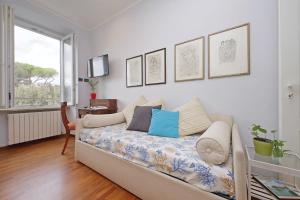 a living room with a couch and a window at YCH-Luminoso appartamento nel cuore di Testaccio in Rome