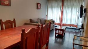 sala de estar con mesa y sofá en Nueva Córdoba Rondeau en Córdoba