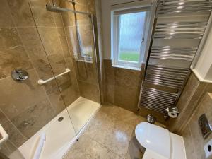 Ένα μπάνιο στο Luxurious 4 Bedroom New England Style Villa - Trewhiddle Villa 30 +24 φωτογραφίες