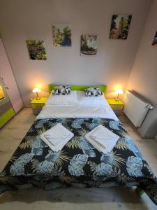 a bedroom with a large bed and two lamps at Apartament Astra - Bliżej Zdroju in Polanica-Zdrój