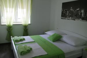 En eller flere senge i et værelse på Apartments Jadranka