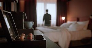 sypialnia z łóżkiem, telewizorem i stołem w obiekcie Mayburg Salzburg, a Tribute Portfolio Hotel w mieście Salzburg