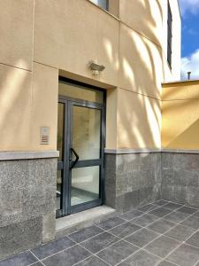 a glass door on the side of a building at Detail Tacoronte in Tacoronte