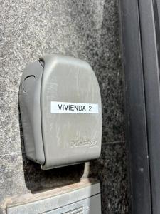 una cassetta della posta argentata, seduta sopra un bancone di Detail Tacoronte a Tacoronte
