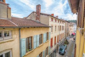 un vicolo in un centro storico con edifici di La suite Guillaume, T2 cosy contemporain a Vienne
