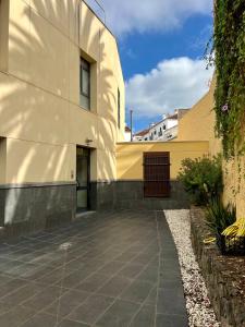 un edificio giallo con marciapiede accanto a un edificio di Detail Tacoronte a Tacoronte Altre 51 foto