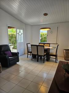 a living room with a table and chairs at Casa de Paraia em Aracaju in Aracaju +3 photos