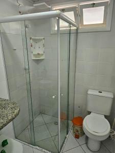 un bagno con doccia in vetro e WC di Casa de Paraia em Aracaju ad Aracaju Altre 3 foto